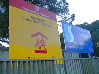 Carteles de la Generalitat de Catalunya y de la empresa constructora anunciando la construcción de la nueva escuela pública de Gavà Mar